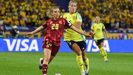 Elisa Senß (l.) im Zweikampf mit Filippa Angeldahl