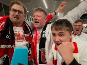 Die Freiburger Fans lassen es krachen. Nach dem Einzug ins Europa-League-Finale ist die Stimmung ausgelassen, und das hört man.