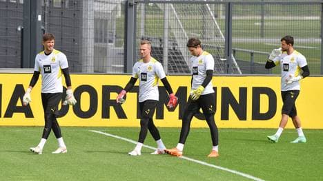 Gregor Kobel (2.v.r.) wird den BVB im Sommer verlassen