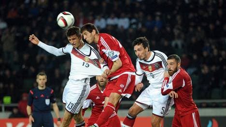 Lasha Dvali (M.) im Kopfballduell mit Thomas Müller
