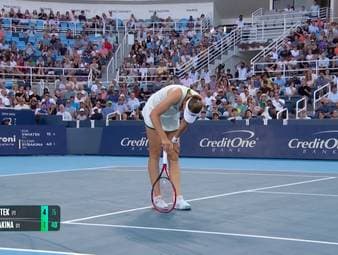 Im Viertelfinale des WTA-Masters in Cincinnati treffen Iga Swiatek und Elena Rybakina aufeinander. Die Nummer zwei der Weltrangliste hat allerdings früh in der Partie mit Fersenproblemen zu kämpfen und muss das Match schließlich aufgeben.