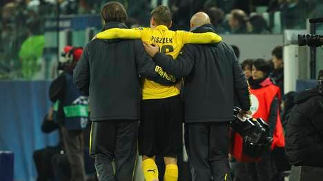 Lukas Piszczek von Borussia Dortmund muss in der Champions League bei Juventus Turin abgetransportiert werden