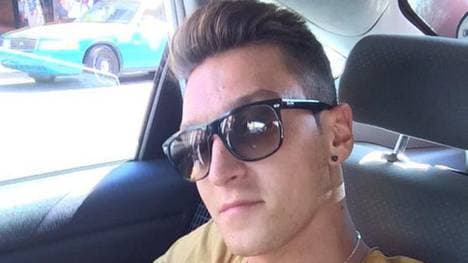 Lässige Grüße aus Los Angeles sendet Mesut Özil an seine Twitter-Follower.