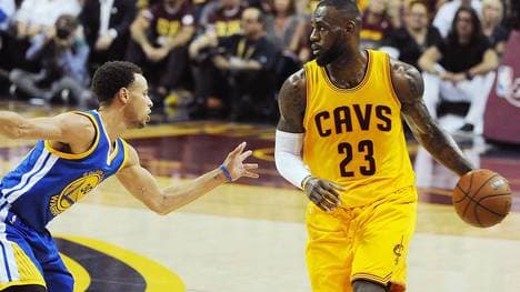 LeBron James (r.) unterlag mit den Cavaliers in den Finals Stephen Currys Warriors