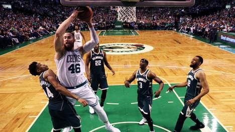 Die Boston Celtics (in weiß) haben die Playoff-Serie gegen die Milwaukee Bucks für sich entschieden