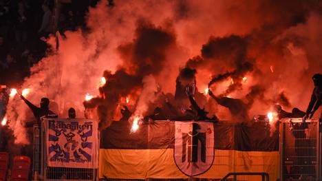 1860-Fans brannten in Stuttgart Pyro-Technik ab