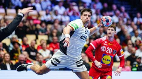 Renars Uscins beim Torwurf