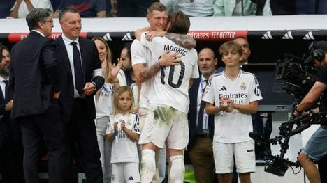 Freunde: Kroos umarmt Modric