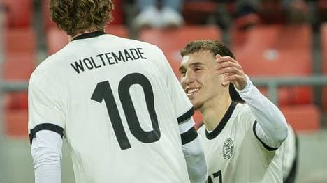 Woltemade und Gruda bejubeln das 1:0