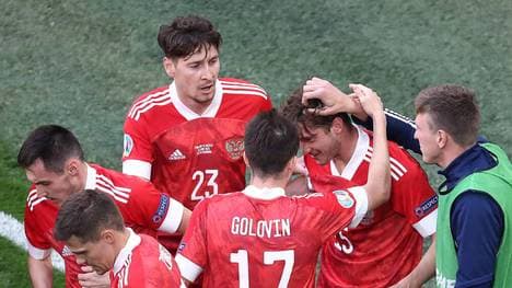 Die russische Nationalmannschaft bejubelt den Führungstreffer von Miranchuk