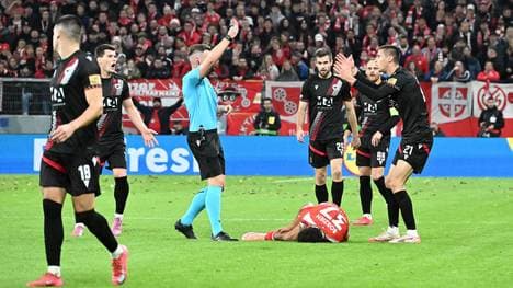 Jamie Robinson zögerte nicht lange und stellte Igor Savic vom Platz