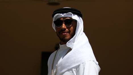 Lewis Hamilton in traditioneller Dischdascha