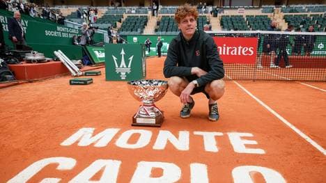 Jannik Sinner mit der Siegertrophäe
