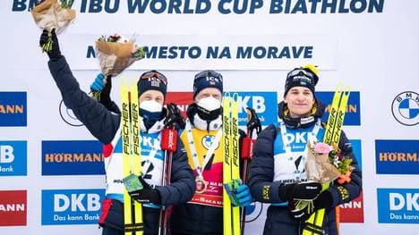 Tarjei (l.) und Johannes Thingnes Bö feierten ihren Doppelsieg mit Maske