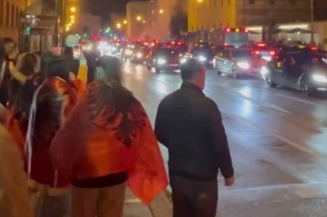 Nach Sieg gegen Serbien: Albanische Fans zelebrieren Sieg 