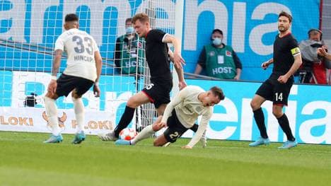 Bei diesem Zweikampf mit Luca Kilian verletzte sich Florian Wirtz schwer