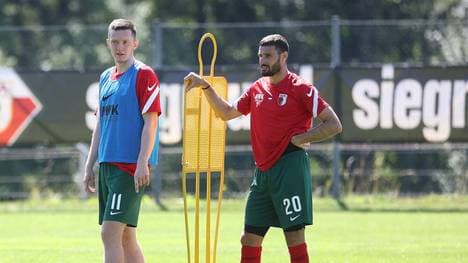 Daniel Caligiuri (r.) wurde positiv auf das Coronavirus getestet