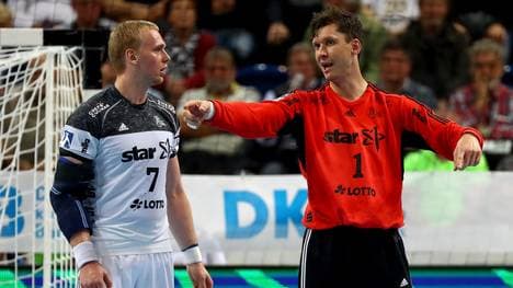 Rene Toft Hansen (links) diskutiert mit THW-Keeper Niklas Landin Jacobsen 