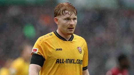 Robert Wagner trägt das Trikot von Dynamo Dresden