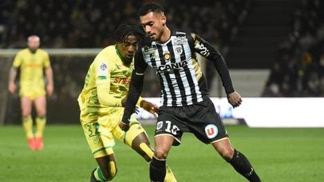 Der SC Freiburg verpflichtet Baptiste Santamaria (r.) vom französischen Erstligisten SCO Angers