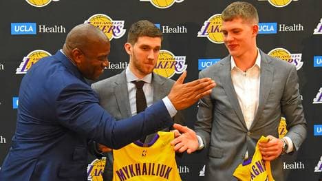 Lakers-Präsident Magic Johnson begrüßte die beiden Draft-Picks Sviatoslav Mykhailiuk und Moritz Wagner (r.) in Los Angeles