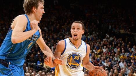 Stephen Curry (r.) ist begeistert von Dirk Nowitzki