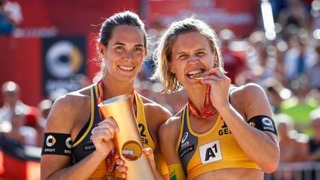 Kira Walkenhorst (links) und Laura Ludwig feiern ihren WM-Titel in Wien