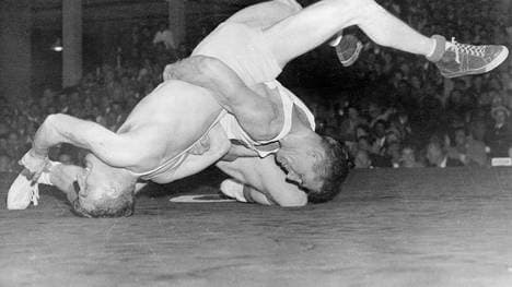 Danny Hodge (r.) holte 1956 Olympia-Silber im Ringen