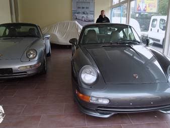 Enrico schaut sich heute einen seltenen Audi RS2 an. Der Kunde möchte dafür gerne einen Porsche 911 der Baureihe 993 haben. Für kreative Geschäftsideen ist der Big Boss schnell zu begeistern. Azubi Willi muss einen exklusiven Benz für den Verkauf fit machen und ein 65er Mustang fordert Johns Improvisationstalent.