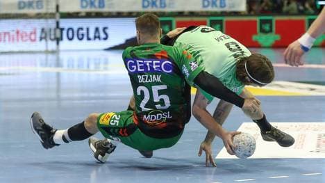 Magdeburg mit Marko Bezjak (l.) besiegte die Füchse Berlin (im Bild: Jacob Tandrup Holm) klar