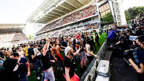 Fans des RC Lens stürmten gegen Lille den Platz