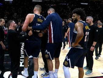 Im Spiel bei den Miami Heat muss Nikola Jokic von den Denver Nuggets kurz vor der Halbzeit verletzt runter und liefert besorgniserregende Bilder. Ohne den Superstar stehen die Gäste anschließend auf verlorenem Posten.