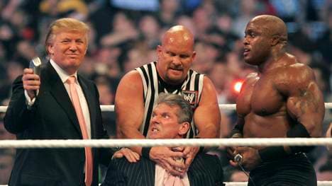 Donald Trump (l.) durfte bei WrestleMania 23 WWE-Boss Vince McMahon kahl scheren