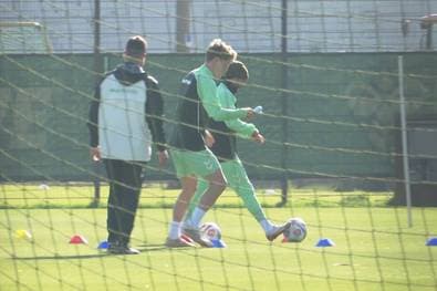 Kuriose Szenen! Stars müssen zum Eierlauf antreten