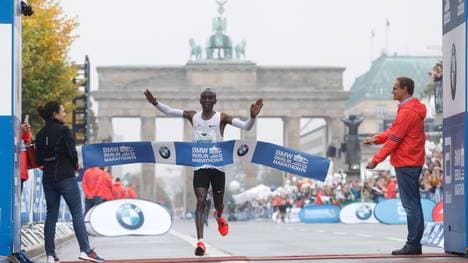 Eliud Kipchoge erreicht als Erster das Ziel in Berlin
