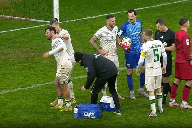 Verrückter Platzverweis für Volland!
