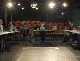 Menschen mit Sehbehinderung können durch professionelle Bildbeschreibung an Kunst und Kultur teilhaben. Der Film begleitet Anke Nicolai bei der Erstellung von Audiodeskriptionen für Film und Theater.