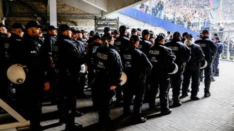 Die Polizei ermittelt nach einer Fan-Schlägerei in Hannover (Symbolbild)