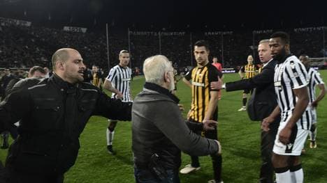 PAOK-Eigentümer Ivan Savvidis war am Sonntag mit einer Waffe am Gürtel auf den Platz gelaufen 