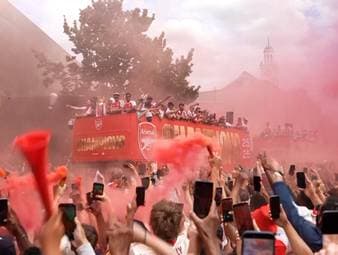 Tausende Fans des FC Arsenal feiern bei einer Busparade den ersten Premier-League-Titel seit 22 Jahren. Und das nur einen Tag nach dem verlorenen Champions-League-Finale. Doch die Niederlage trübt die Stimmung nicht.