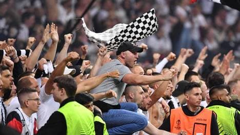 Die Fans von Eintracht Frankfurt werden in Marseille streng bewacht