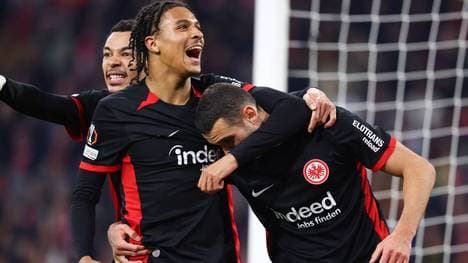 Ellyes Skhiri (r.) traf für Frankfurt zum 2:1 bei Ajax