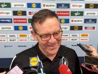 Bundestrainer Alfred Gislason verrät nach dem Final-Einzug des DHB-Teams, dass ihm TV-Experte Jogi Bitter scherzhaft einen Buzzer geschenkt hat. Der DHB-Coach scherzt.