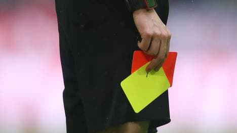 Ein Schiedsrichter-Assistent wurde von einem Spieler zu Boden geschlagen 