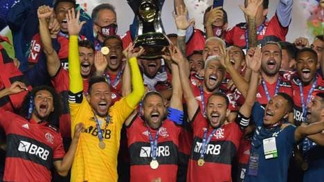 Diego streckt die Trophäe in die Höhe