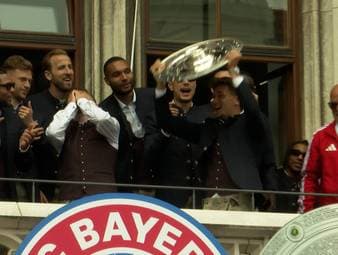 Bei der Meisterfeier des FC Bayern unterläuft Tom Bischof ein kleiner Fauxpas, der bei seinen Teamkollegen für großes Gelächter sorgt. 