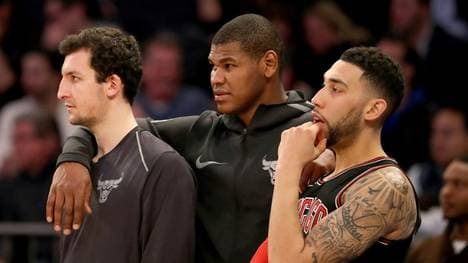 Paul Zipser (l) droht eine lange Zwangspause