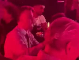 Die PSV Einhoven steht nach ihrem 3:2-Sieg über den FC Sevilla im Achtelfinale der Champions Leaugue. Das feiern die Niederländer ausgiebig, auch mit Ex-Bayern-Trainer Louis van Gaal.