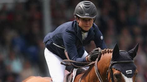 Katrin Eckermann hat sich, genau wie ihr Pferd, offensichtlich verletzt