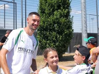 Tim Kleindienst ist zurück bei Borussia Mönchengladbach. Pünktlich zum Trainingsauftakt war der Stürmer wieder mit von der Partie und zeigte sich entsprechend gut gelaunt.